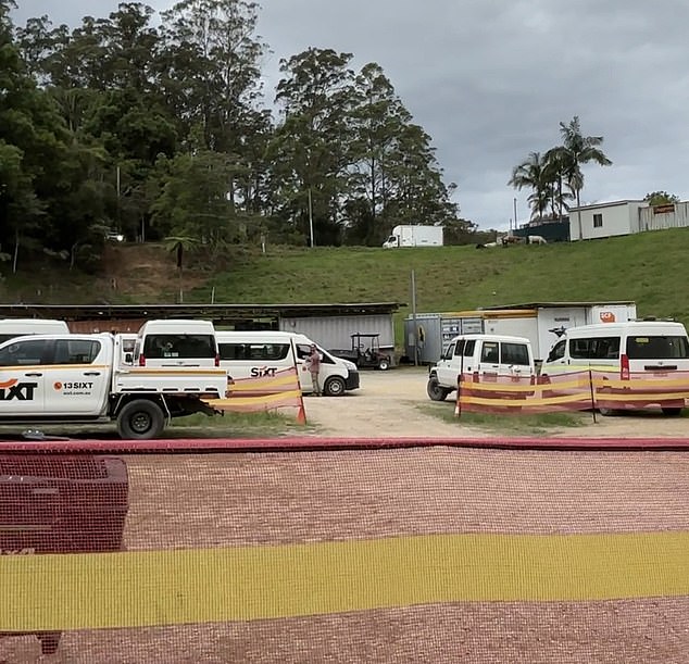 تُظهر صورنا أبقارًا ترعى بهدوء على المساحات الخضراء فوق صخب السيارات المستأجرة، وحاويات الشحن، ومعدات التخزين، وكبائن متنقلة للمراحيض، وسرادق كبير لتناول الطعام في المركز مع العديد من الخيم الصغيرة المزدحمة حولها والتي تحتوي على أجنحة التحرير.