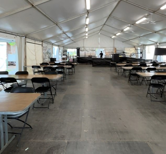 يتجمع الطاقم في قاعة الطعام التي تصطف على جانبيها صفوف من الطاولات حيث يتم تقديم وجبات الإفطار والغداء والعشاء، وقيل لي إن الطعام 