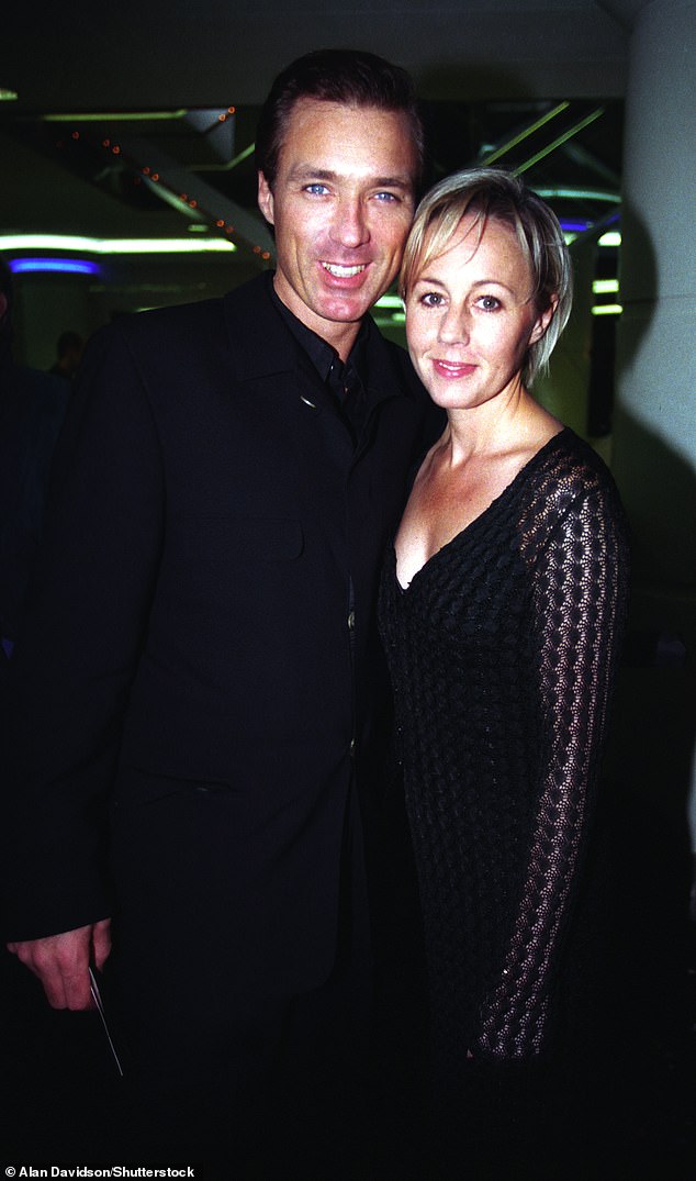 بعد مرور عام على زواج مارتن وشيرلي في سانت لوسيا، رحبا بابنتهما هارلي مون، 35 عامًا، في العالم في عام 1989، تلاها ولادة ابنهما رومان في عام 1993 (شوهد في عام 1998).