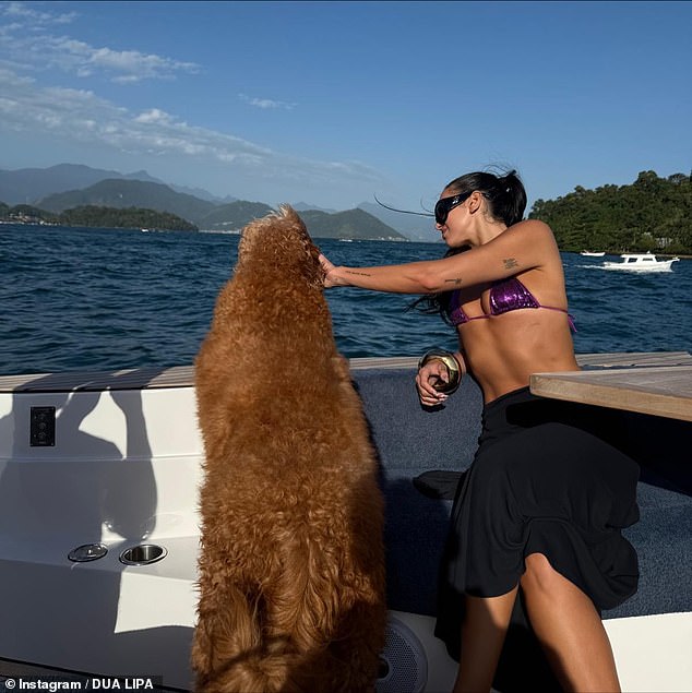 قامت بتصفيف خصلات شعرها الداكنة على شكل ذيل حصان منخفض، وشكلت عاصفة، وأخذت حمامات شمسية على متن قارب واسترخيت على سطح السفينة، والتقطت الصور بشكل مرح.