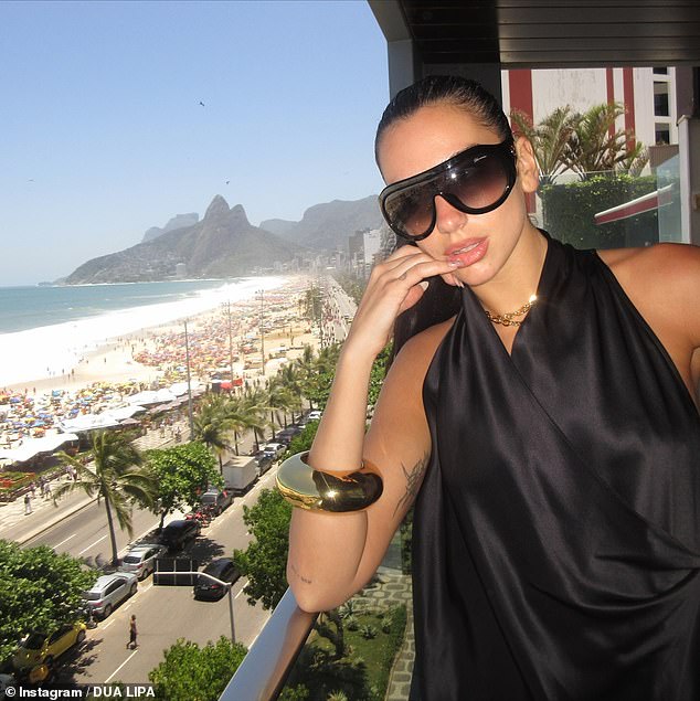 وفي بعض اللقطات المذهلة الأخرى، أظهرت دوا أيضًا إحساسها الأنيق بالأناقة عندما خرجت لهذا اليوم مرتدية بلوزة سوداء ذات رقبة رسن فوق تنورة سوداء طويلة.