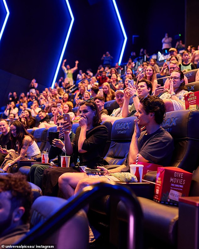 أذهل النجم البريطاني، البالغ من العمر 37 عامًا، رواد السينما في IMAX Darling Harbour عندما سار بشكل عرضي على خشبة المسرح خلال عرض خاص للجزء الثاني المرتقب، حيث فاجأ الجمهور المزدحم تمامًا.