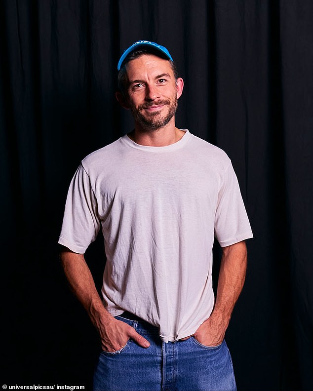 شارك بيلي لاحقًا لقطات من وراء الكواليس على Instagram يكشف فيها أنه وصل إلى أستراليا قبل ساعات فقط ولم يستطع مقاومة العودة إلى ما أسماه بوقاحة 