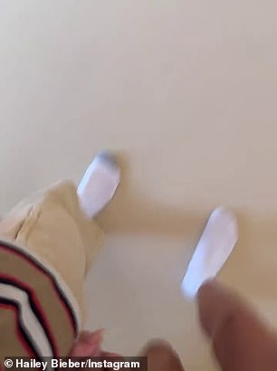 وتضمن مقطع فيديو قصيرًا لها وهي تتجول ممسكة بيدها مع نجمة البوب ​​الكندية البالغة من العمر 31 عامًا