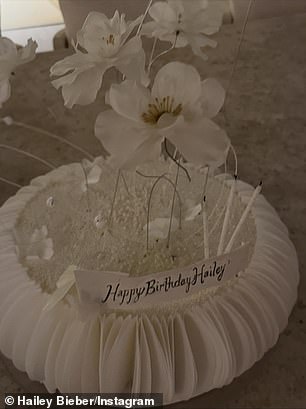 من غير الواضح مدى دقة احتفال بالدوين، لكنها شاركت لمحات من قطعة مركزية من الزهور البيضاء