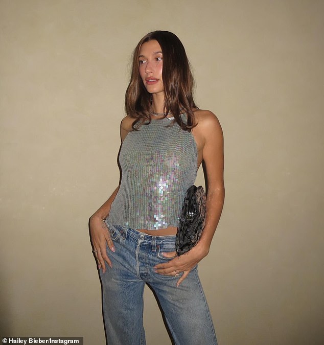 وضعت الجميلة المولودة في أريزونا – وهي تحمل حقيبة يد منقوشة باللون البني – مكياج رود الخاص بها وشعرت بشعرها البني الذي يصل إلى كتفيها.