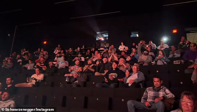 شاهدت مجموعة من قدامى المحاربين الأمريكيين عرضًا لفيلم The Running Man Schwarzenegger