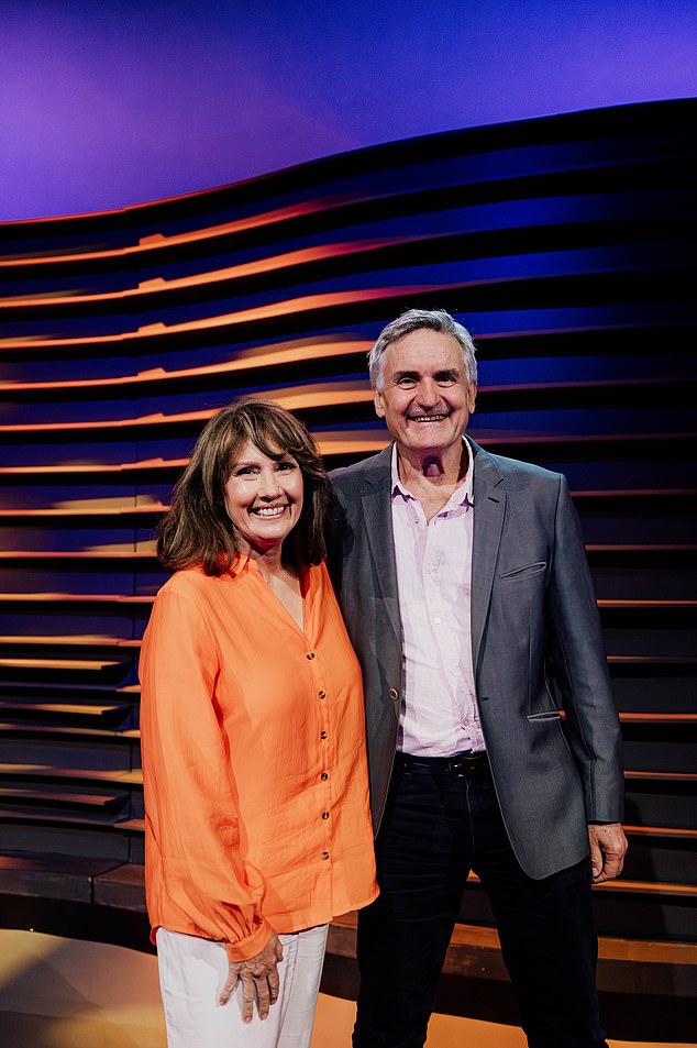 حل الصحفي محل مضيف ABC Drive السابق ريتشارد جلوفر في يناير