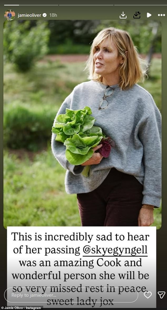 شارك صورة لها في قصته أثناء تكريمه