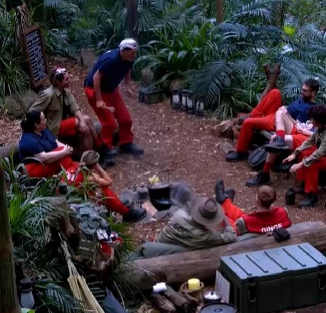 ثم شرع مارتن في الوقوف وإظهار الموقف قبل أن تجربه روبي واكس أيضًا عندما اندلع الضحك في المعسكر