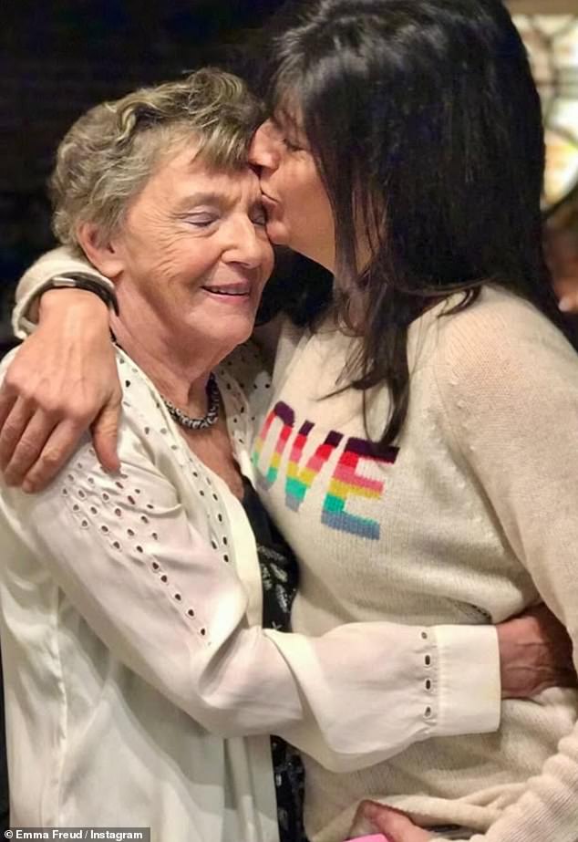 وكتبت إيما عن والدتها: 