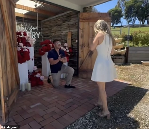 غارقًا في العاطفة، يسقط مايكل على ركبة واحدة ويخرج خاتم الخطوبة المتلألئ ويطرح السؤال - ويقبل مادي المبتهج بسعادة