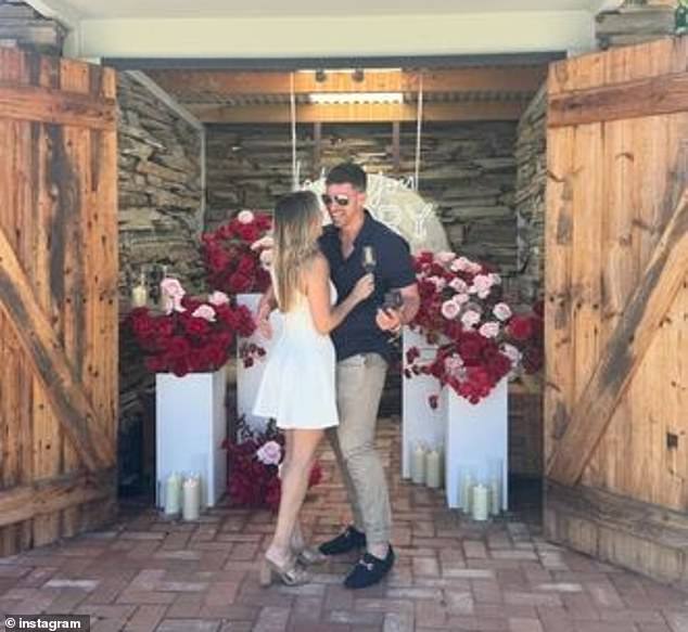 أكد نجم تلفزيون الواقع المخضرم الأخبار المثيرة على وسائل التواصل الاجتماعي مساء الاثنين من خلال مشاركة مقطع ثمين من اللحظة القلبية التي اقترحها (في الصورة)