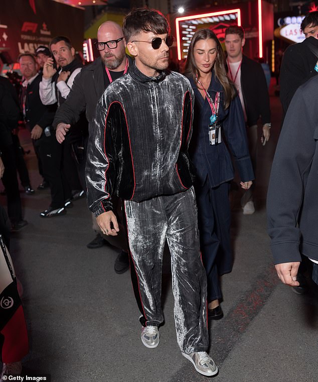 كان نجم One Direction الجديد جنبًا إلى جنب مع صديقته زارا أثناء اختلطهما مع الضيوف في هذا الحدث الذي يقام سنويًا في بارادايس بولاية نيفادا.