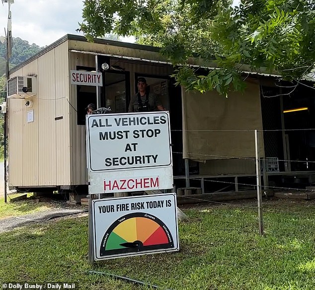 على بعد ثماني دقائق بالسيارة من المخيم الصغير، عبر مسار طباشيري عبر كتلة متشابكة من الأشجار، تظهر منطقة تشبه المحجر في الغابة حيث تعرض استوديوهات ITV سرادقات إنتاجها.