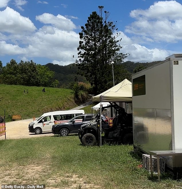 نظرًا لأن التصوير والمونتاج يتم على مدار 24 ساعة، يصبح الموقع بمثابة باب دوار لمئات العمال الذين تتطلب أدوارهم المختلفة التواجد في ساعات مختلفة