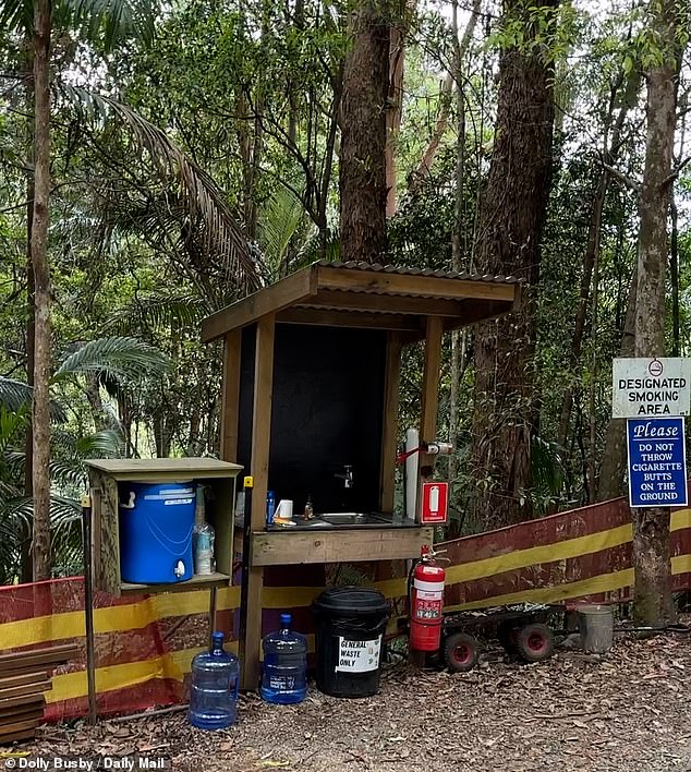 يتم توزيع تصاريح دخول الضيوف عند البوابة؛ من الصعب التحرك في أي مكان بالموقع الرئيسي بدون تصريح، ويجب إعادتهم عند الخروج - الإجراءات الأمنية مشددة بشكل لا يصدق