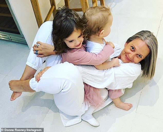 قرار والدة لطفلين بإنهاء علاقتها مع دونا روني (في الصورة مع أطفال ميلي) أذهل الأصدقاء المشتركين، الذين افترضوا أن علاقتهم كانت 