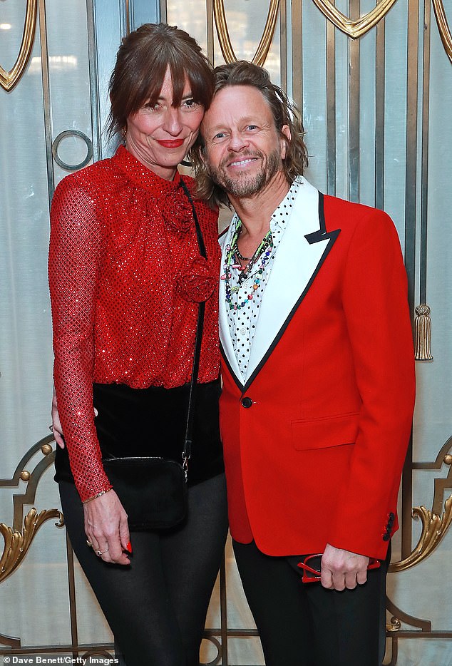 ودعمت المذيعة التلفزيونية، 58 عاما، خطيبها مايكل دوجلاس، 52 عاما، في حفل توزيع جوائز تصفيف الشعر البريطانية.