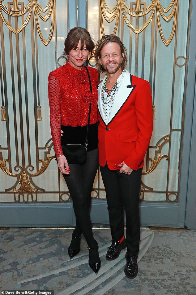 على الرغم من النكسة الصحية، ارتدت دافينا وجهًا شجاعًا أثناء التقاط الصور مع مايكل، وهو مصمم أزياء مشهور.