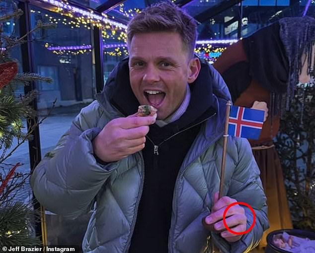 شوهد جيف بدون خاتم زواجه أثناء تقديم التقارير من ريكيافيك في GMB يوم الاثنين (في الصورة)