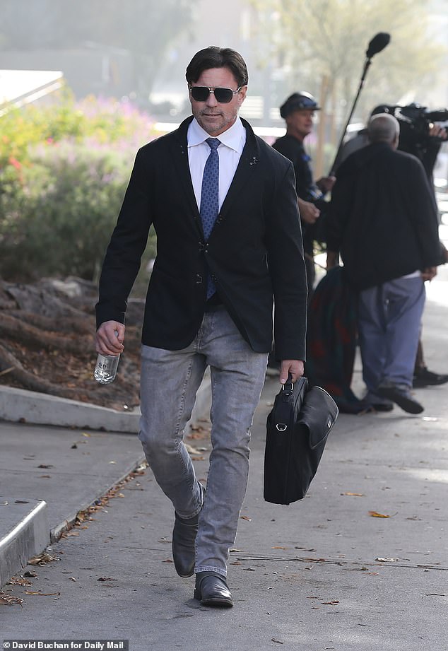 كان ريتشاردز يرد على الدعوى اليائسة التي قدمها العاطل عن العمل البالغ من العمر 52 عامًا يوم الخميس الماضي، والذي طلب من القاضي عقد جلسة استماع عاجلة لدعم الزوجة في غضون 15 يومًا. تم تصوير Phypers في 7 نوفمبر في لوس أنجلوس