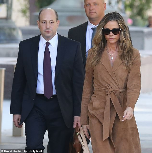 طلب بيرمان (يسار) من القاضي جوهاس فرض غرامة قدرها 2000 دولار على Phypers بسبب 