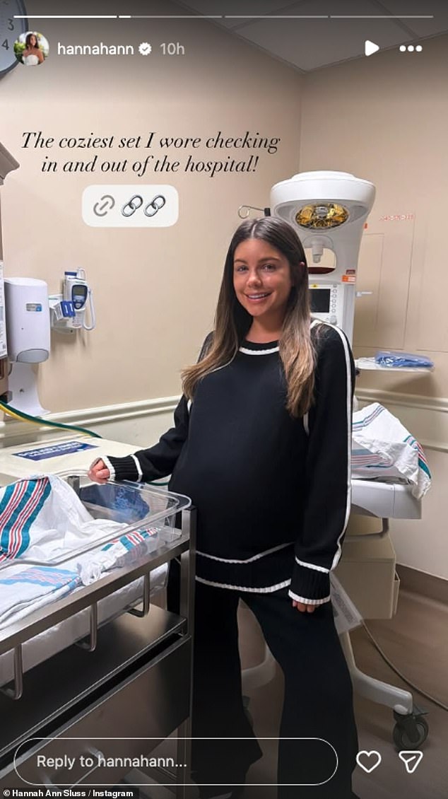 وفي منشور آخر عرضت أيضًا ملابس الأمومة المريحة المكونة من قطعتين من Lillusory التي كانت ترتديها إلى المستشفى