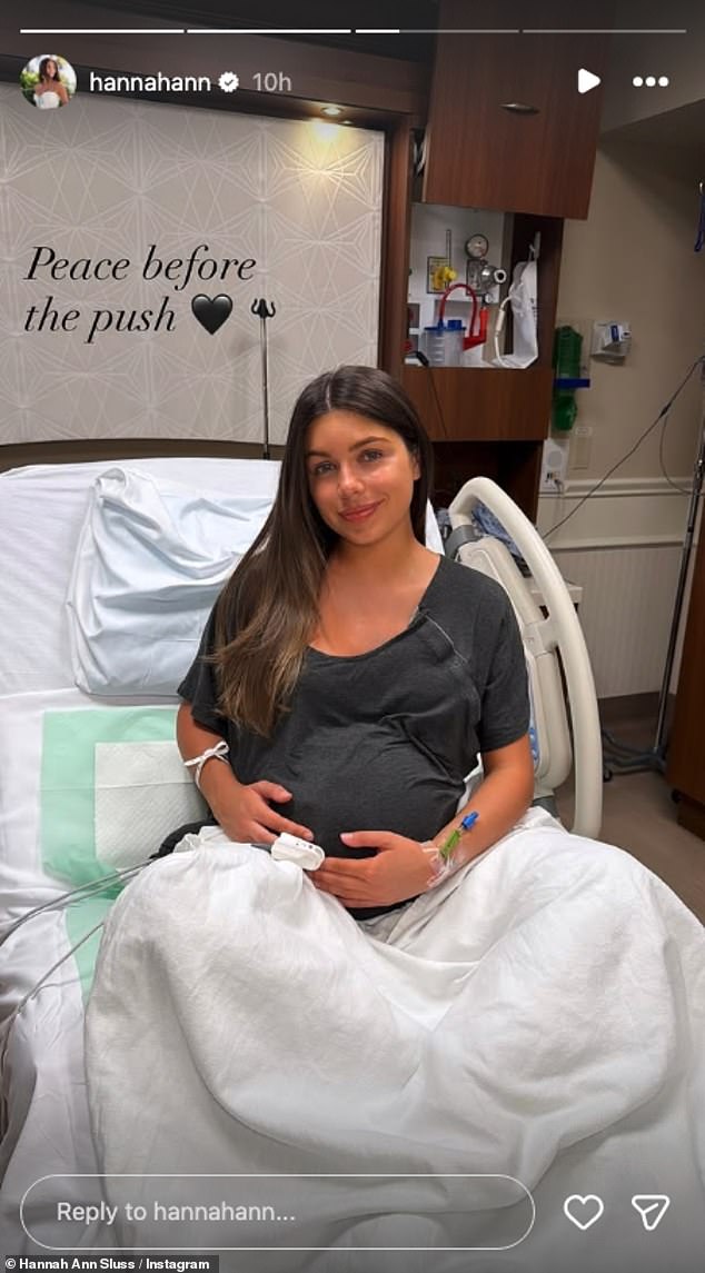 كما شاركت أيضًا صورة أظهرتها منفردة في سرير المستشفى مع تسمية توضيحية تقول: 