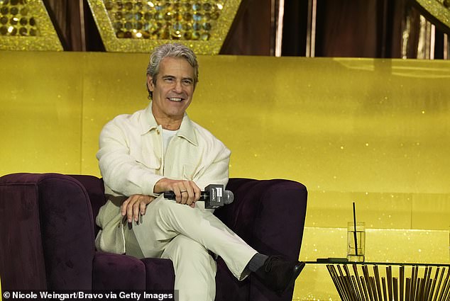 لكن غريفين توترت في 14 تشرين الثاني (نوفمبر) عندما شاهدت كوهين وهو يلقي خطابًا علنيًا خلال جلسة 