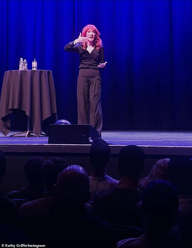 تذكرت الممثلة الكوميدية البالغة من العمر 64 عامًا خلال عرضها الارتجالي في The Grove of Anaheim يوم السبت (في الصورة): 