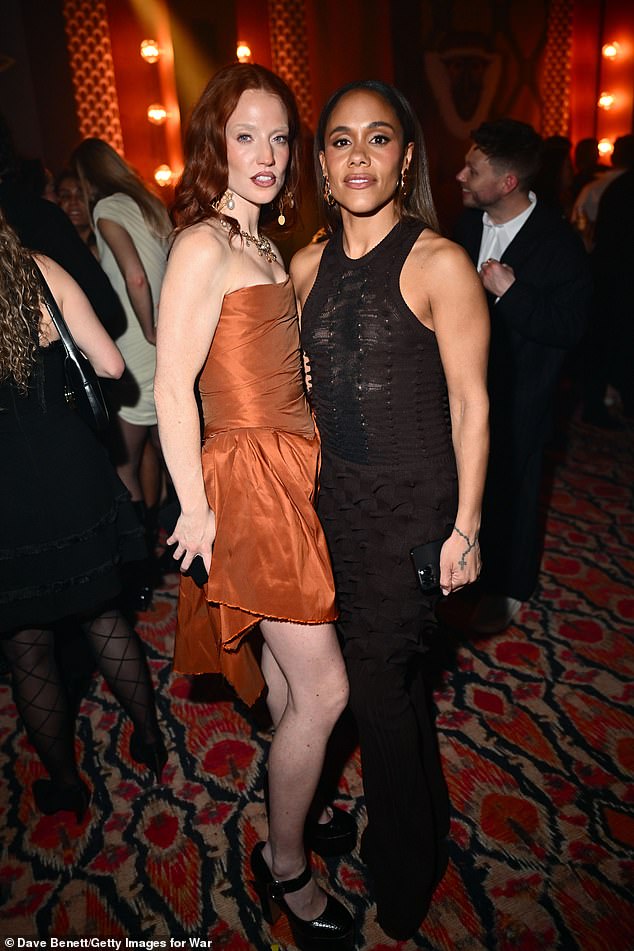 كانت جيس تدعم صديقتها من بعيد خلال فترة عملها في الغابة الأسترالية بعد توديعها في مطار هيثرو في وقت سابق من هذا الشهر (في الصورة في مارس)