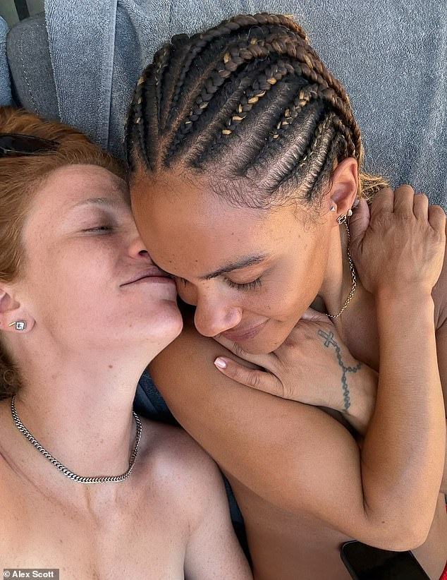 بدأ الثنائي المواعدة لأول مرة في عام 2023، ويُعتقد أن فترة أليكس في الغابة ستكون الأطول التي يقضيانها بعيدًا عن بعضهما البعض.