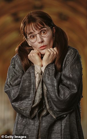 شيرلي هندرسون، البالغة من العمر 37 عامًا، تلعب دور الشخصية الشبحية في عام 2002