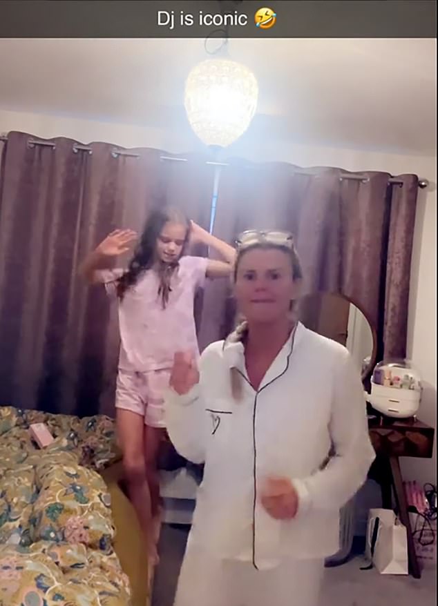 في أحد مقاطع الفيديو، نرى هايدي ووالدتها يرقصان بشكل مغر على أغنية TikTok الشهيرة Sex With Me، والتي تتضمن سطور 