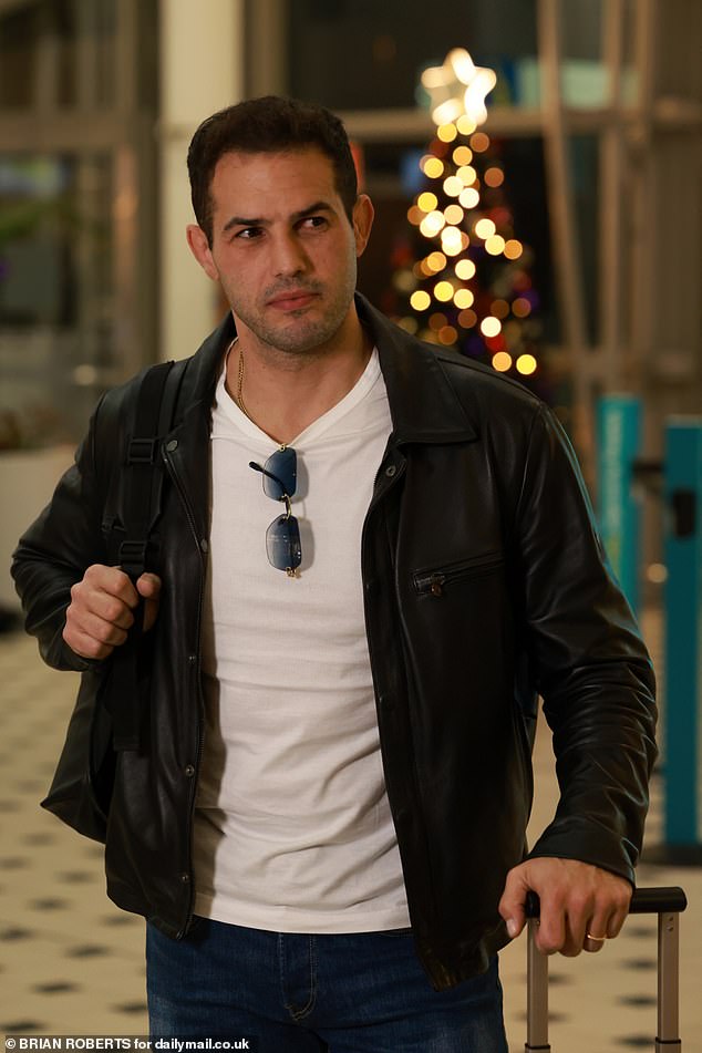 وتم تصوير الرجل الإيطالي، البالغ من العمر 40 عامًا، في مطار بريسبان يوم الثلاثاء بعد القيام برحلة 10000 ميل إلى الجانب الآخر من العالم.