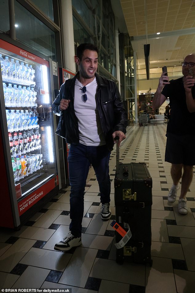 وبدا أن جيريمي في حالة معنوية جيدة حيث انضمت إليه شقيقته ميلاني التي قامت بالرحلة لدعم زوجة أخيها.