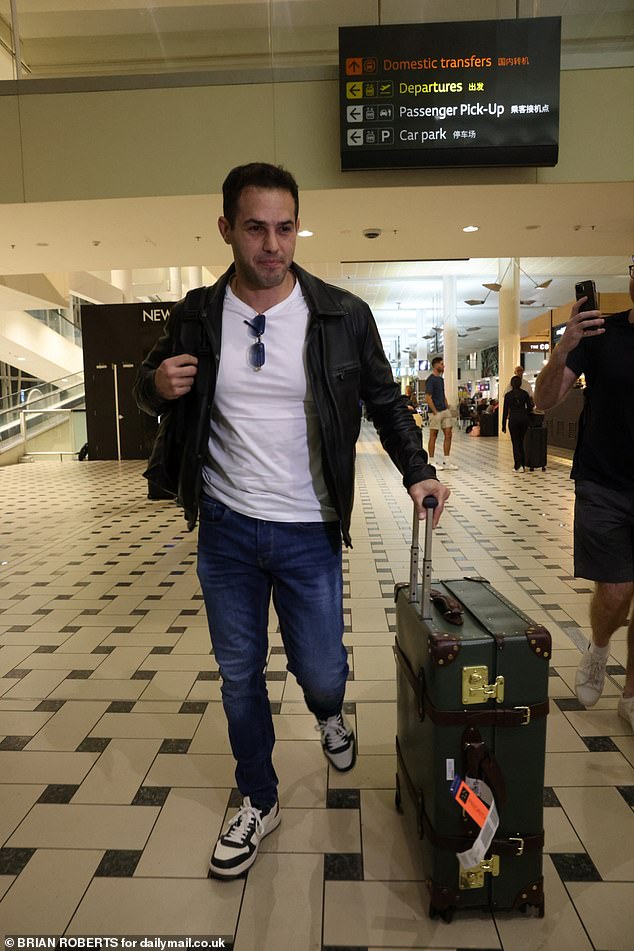 كان جيريمي يرتدي شخصية غير رسمية أثناء سيره في قاعة الوصول، مرتديًا تي شيرت أبيض مع بنطال جينز وسترة جلدية سوداء.