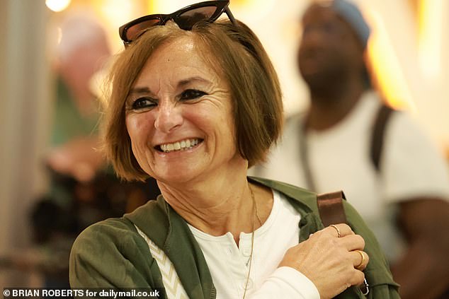 كما تم التقاط والدة توم ريد ويلسون، جولييت تشيزمان، وهي في طريقها عبر القادمين إلى المطار