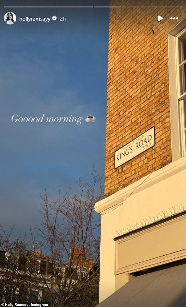 بدت ابنة جوردون رامزي، 26 عامًا، مثيرة وهي تقف إلى جانب صديق لها في استوديو Enmei العصري على طريق فولهام بلندن، قبل الاستمتاع بالقهوة على طريق كينجز الشهير لقضاء صباح فاخر من الاسترخاء.