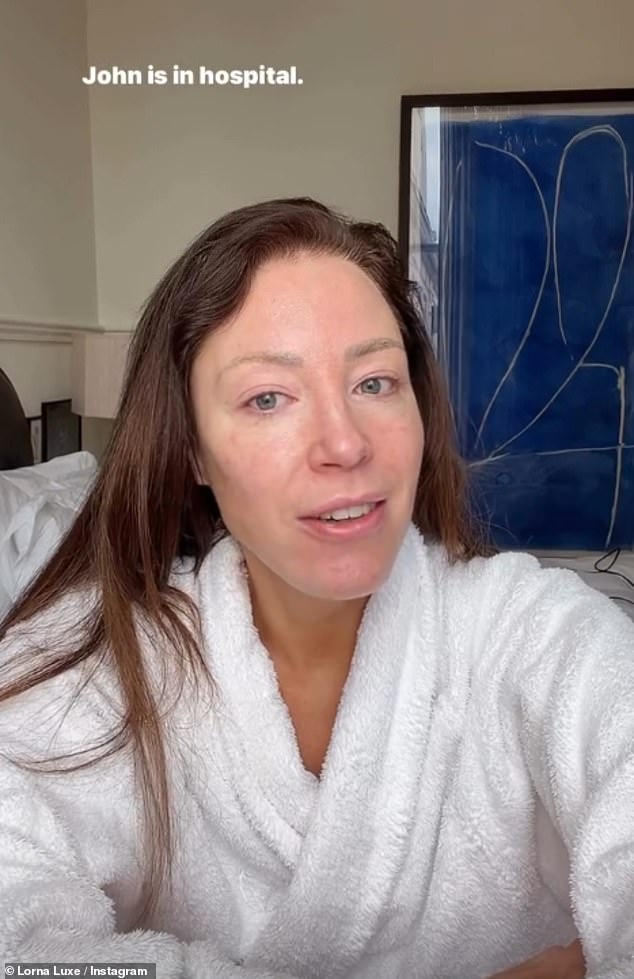 وكانت لورنا في نيويورك في رحلة عمل الشهر الماضي عندما سمعت أن جون أصيب بصداع نصفي مؤلم وتم نقله إلى المستشفى.