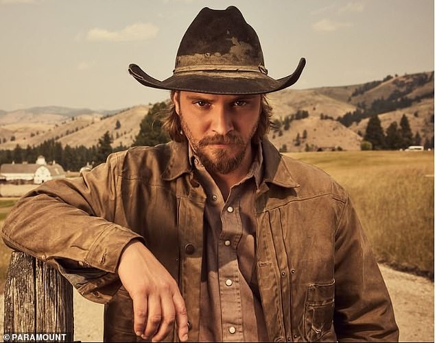 خلال المقطع، يتم رؤية العديد من أعضاء فريق التمثيل من عرض يلوستون الأصلي بطولة كيفن كوستنر