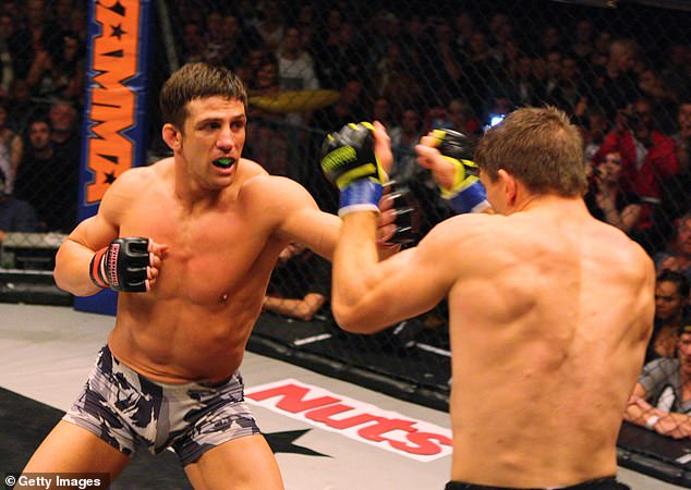 شارك مقاتل القفص السابق، البالغ من العمر 50 عامًا، والذي كان متزوجًا من كاتي برايس في عام 2010، تحديثًا من المستشفى لأنه يخشى أن تكون سنوات من صدمة الفنون القتالية قد ساهمت في حالته.