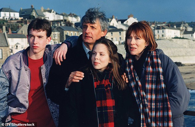 تم بث الدراما (في الصورة) بين عامي 1993 و1998، وقام ببطولتها شيبرد في الدور الرئيسي بدور ويكليف، الذي كان يحقق في جرائم القتل في كورنوال.