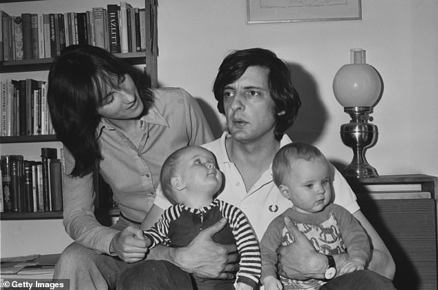 لقد نجا جاك من زوجته آن سكوت وأولاده جان وجيك وفيكتوريا وكاثرين وبن (شوهد عام 1976).