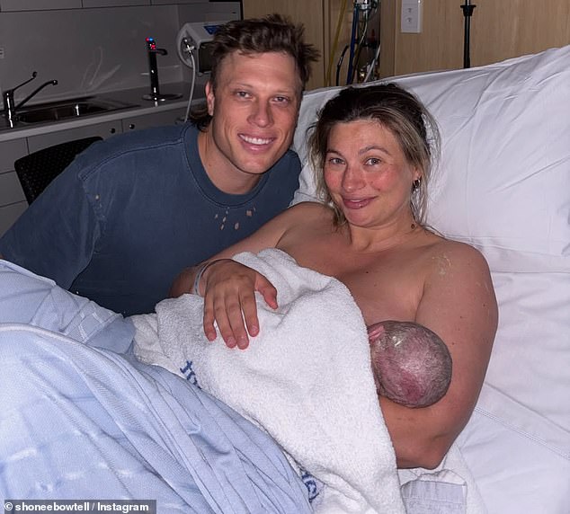 رحبت نجمة Survivor (على اليمين)، التي تشارك بالفعل ابنها Vally مع خطيبها Matt Jamieson (يسار)، بابنتها Vera Mae الأسبوع الماضي، وشرحت بالتفصيل قصة ميلادها في منشور جميل على Instagram