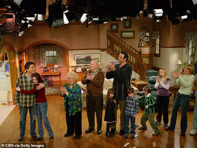 الجميع يحب ريموند: لم شمل الذكرى الثلاثين يتم بثه حاليًا على باراماونت + (شوهد طاقم الممثلين في يناير 2005).