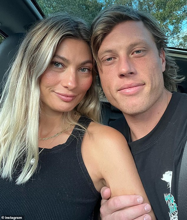 ظل الزوجان متكتمين بشأن خطط زفافهما