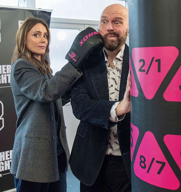 الممثلة كيلي هاوز مع الرئيس التنفيذي لجمعية الريش ديفيد جونز