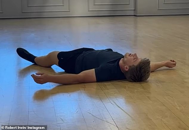 انتقل ويتني كارسون، شريك رقص محارب الحياة البرية، إلى TikTok ليلة الثلاثاء ليكشف عن إصابة روبرت بإصابة في الضلع.